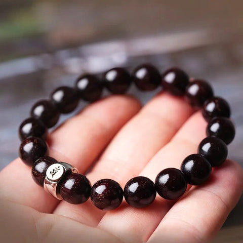 Armband mit buddhistischen Perlen aus indischem Rosenholz