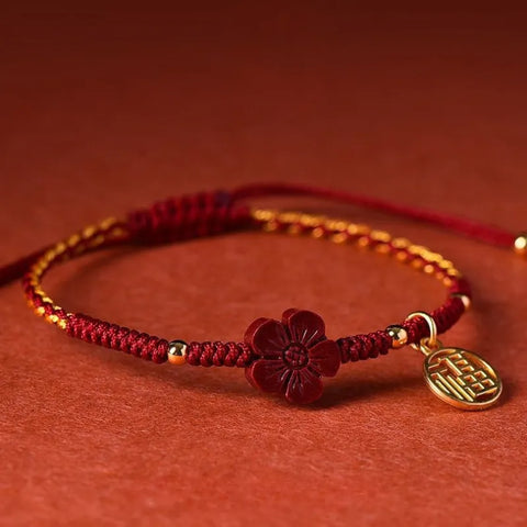 Rotes Schnurarmband mit kleinem roten Blumenanhänger - Viel Glück und Energie