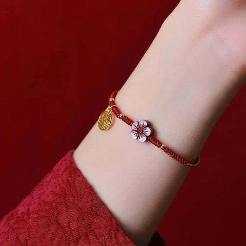 Rotes Schnurarmband mit kleinem roten Blumenanhänger - Viel Glück und Energie